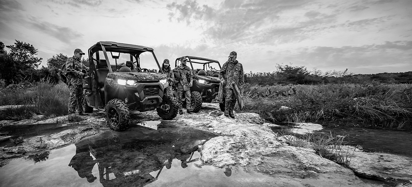 Groupe de chasseurs avec leur véhicule côte-à-côte de Can-Am