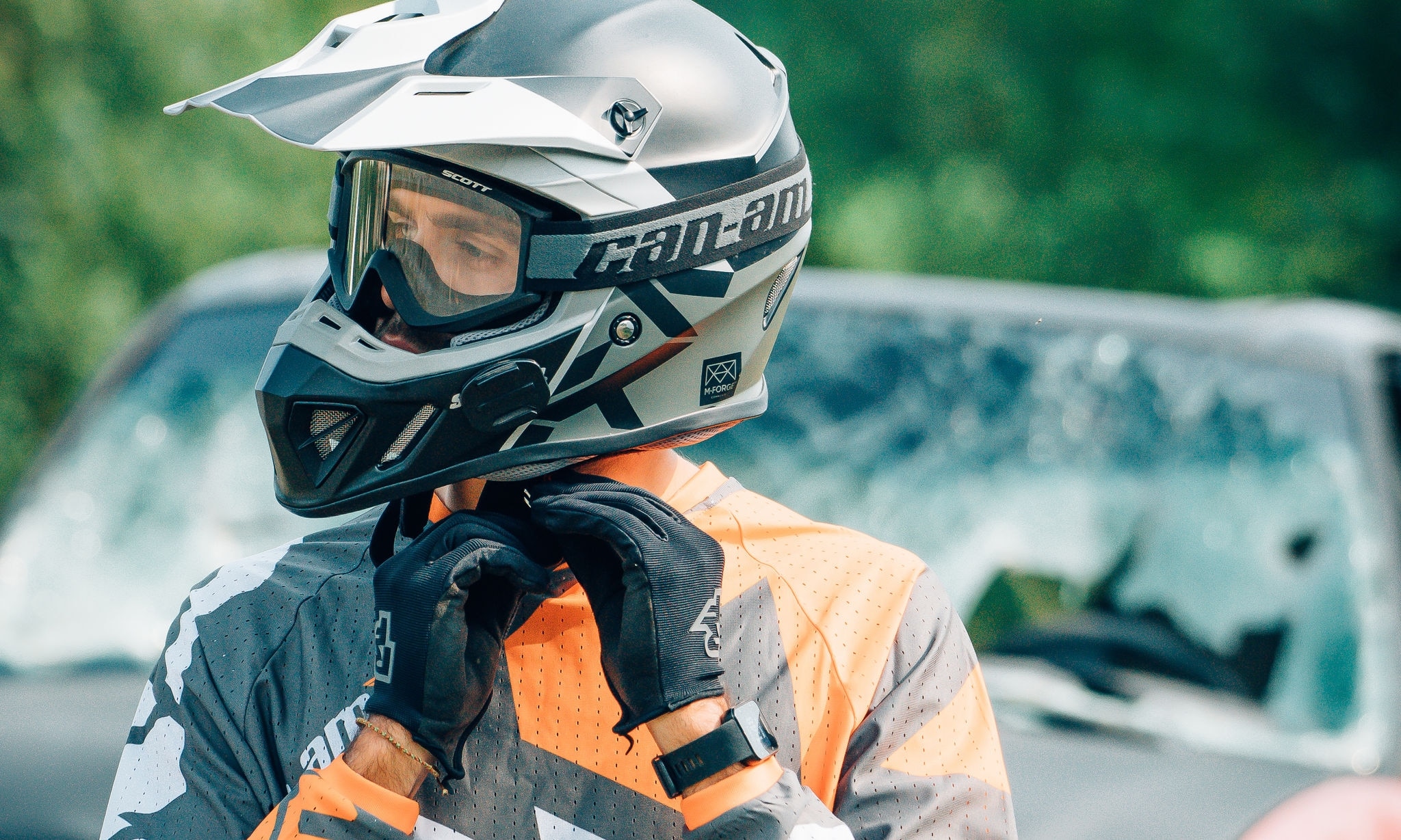 Un homme portant un casque de sécurité Pyra de Can-Am