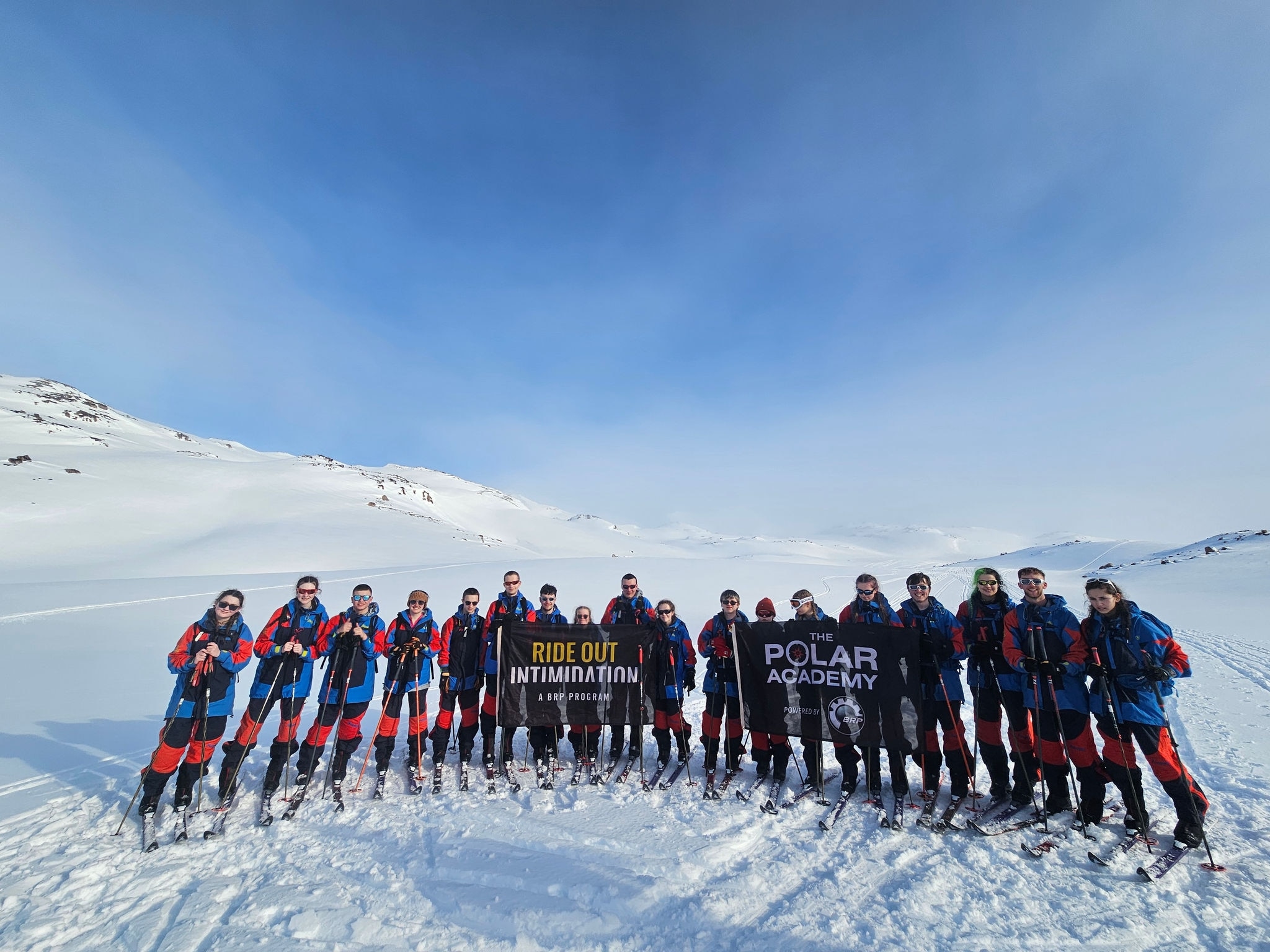 Groupe de skieurs supportant l'initiative Défions l'intimidation de BRP