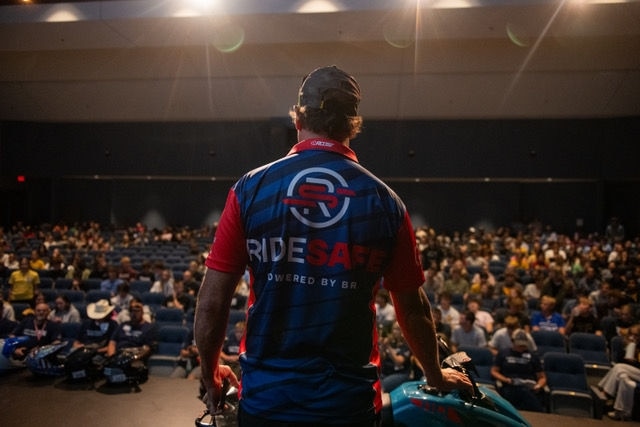 Représentant de la fondation RideSafe qui parle devant une foule de gens