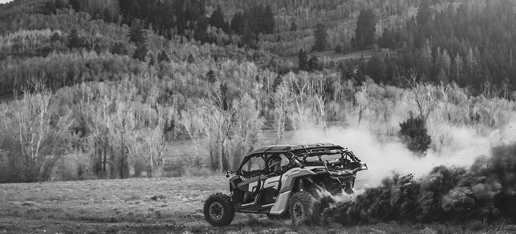 Véhicule côte-à-côte Maverick X3 RS en randonnée dans un chemin de terre