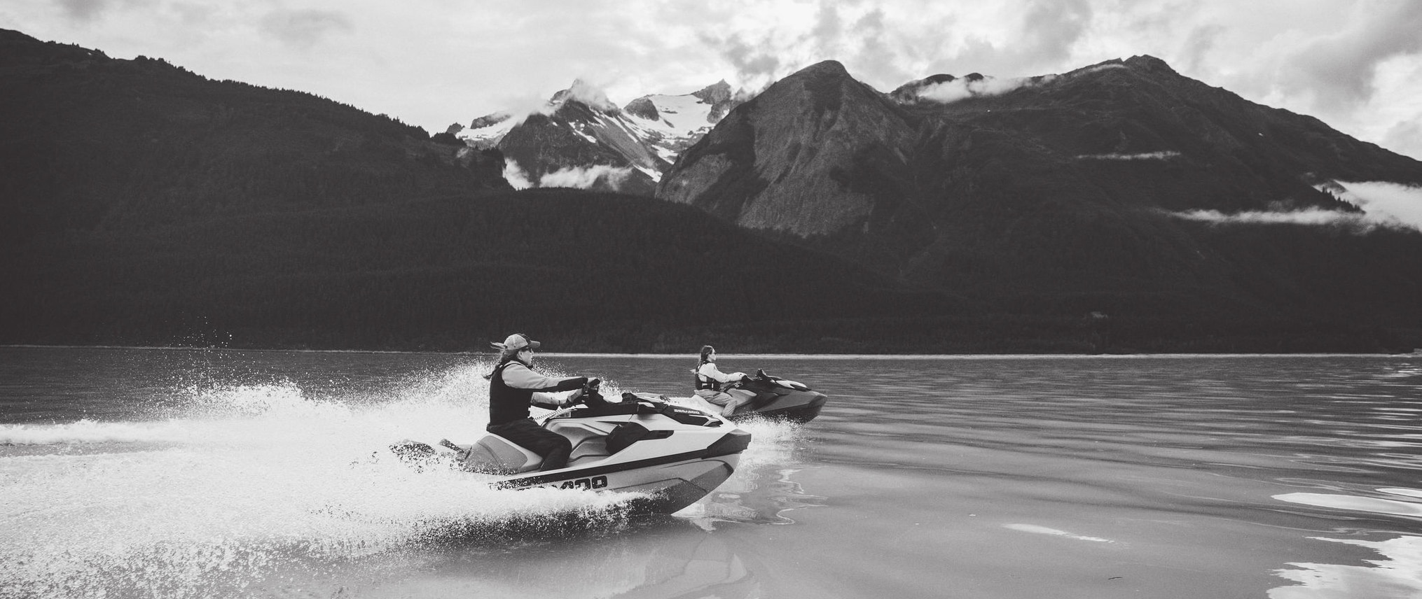Dos motos acuáticas Sea-Doo sobre una masa de agua Dos motos acuáticas Sea-Doo sobre una masa de agua