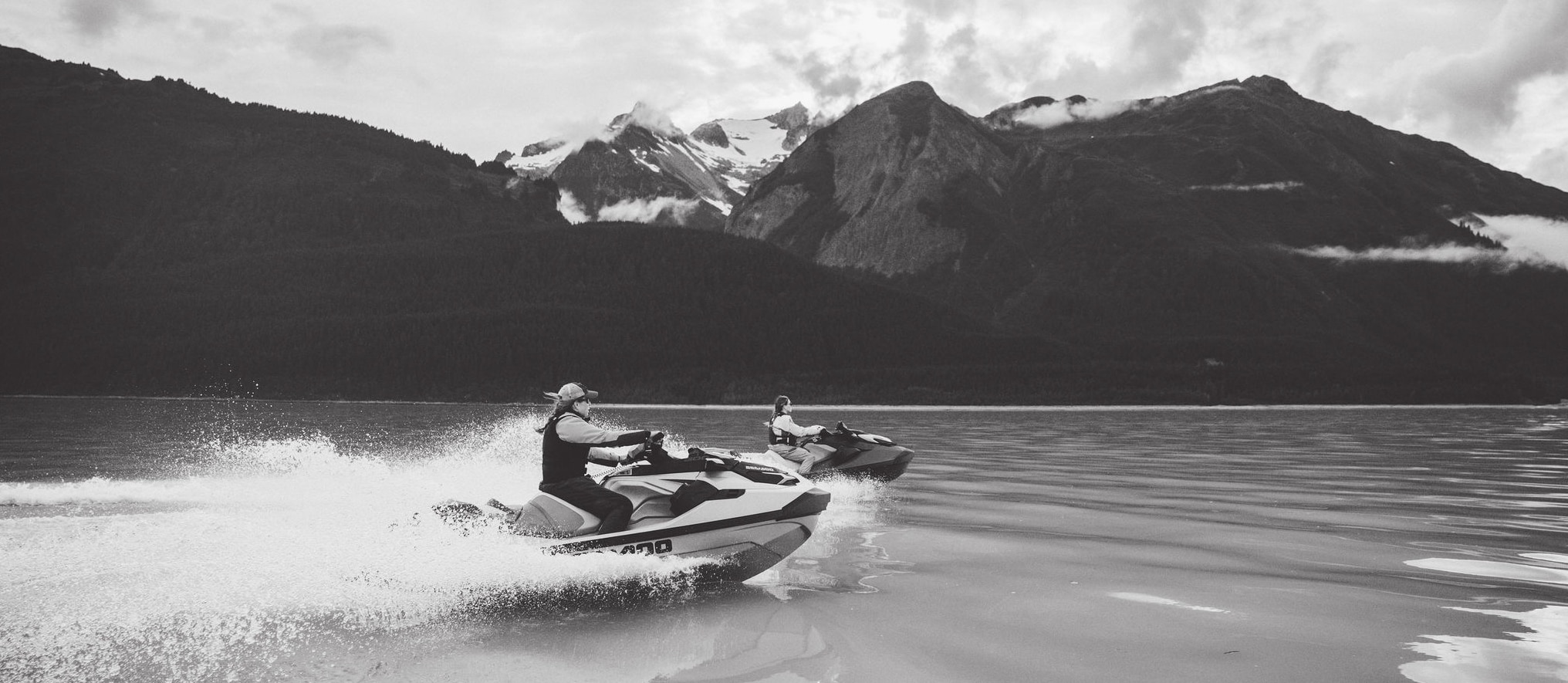 Deux motomarines Sea-Doo en randonnée Deux motomarines Sea-Doo en randonnée
