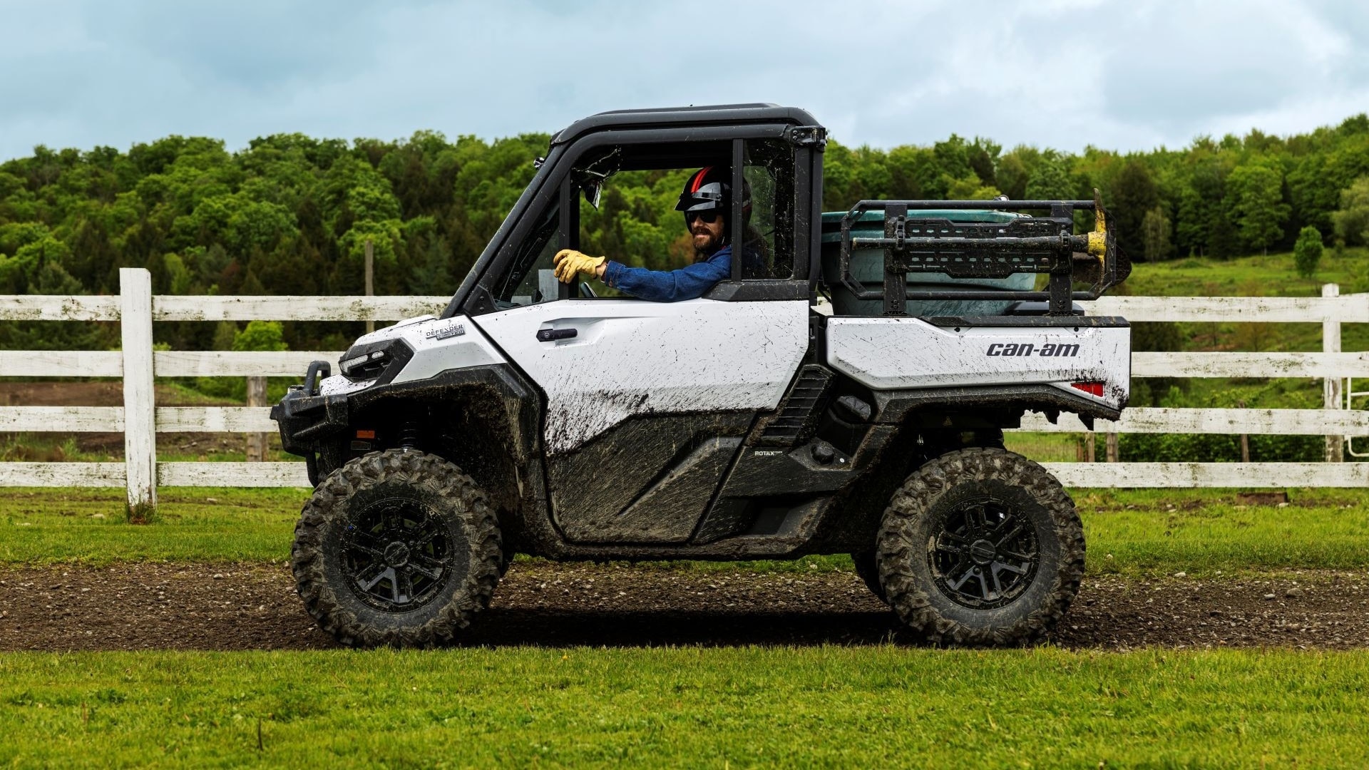 Can-Am Defender HD11 wins Gear Junkie award as "2025 adventure vehicle of the year"