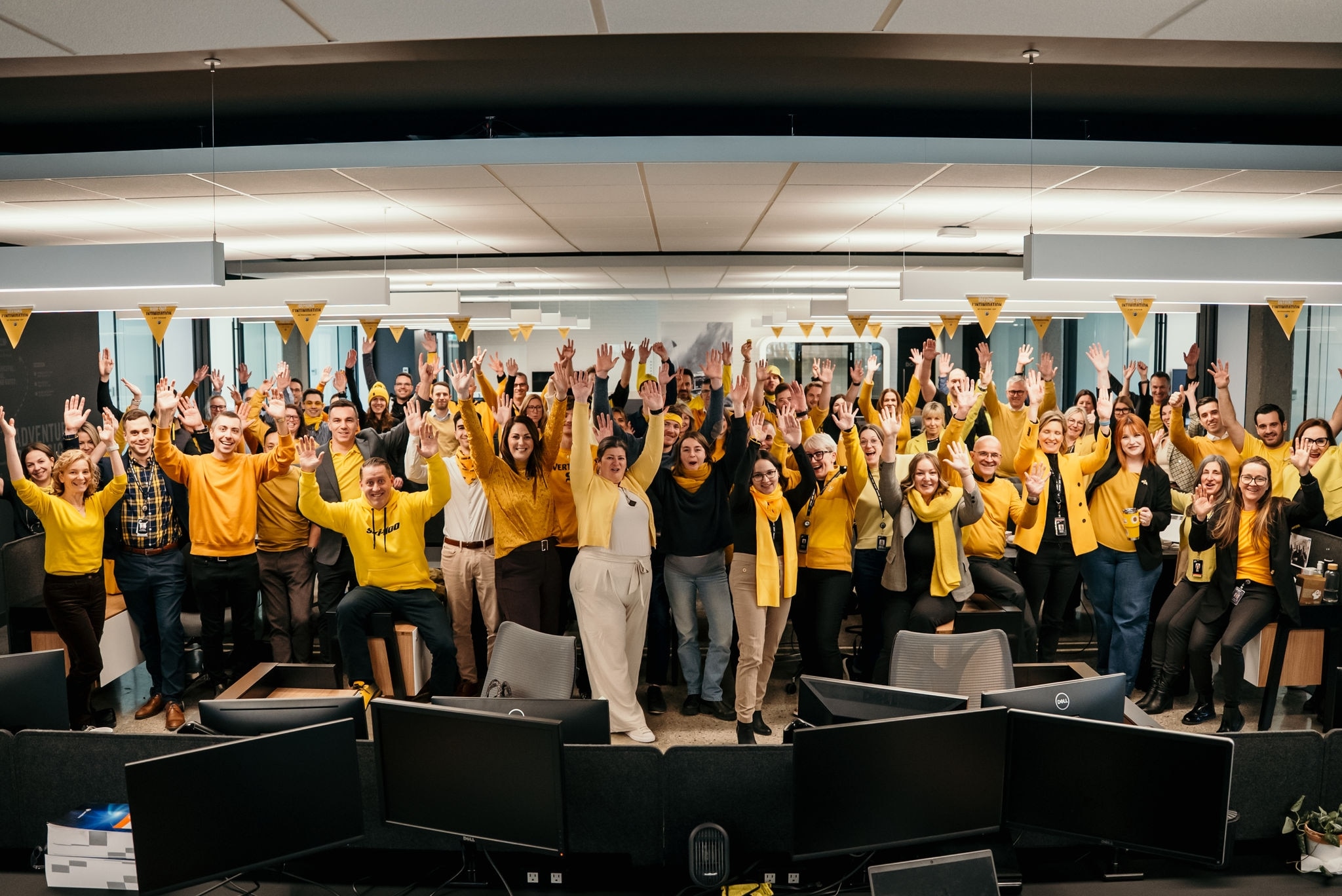 Les employés de BRP portant du jaune en l'honneur de la Journée Jaune contre l'intimidation