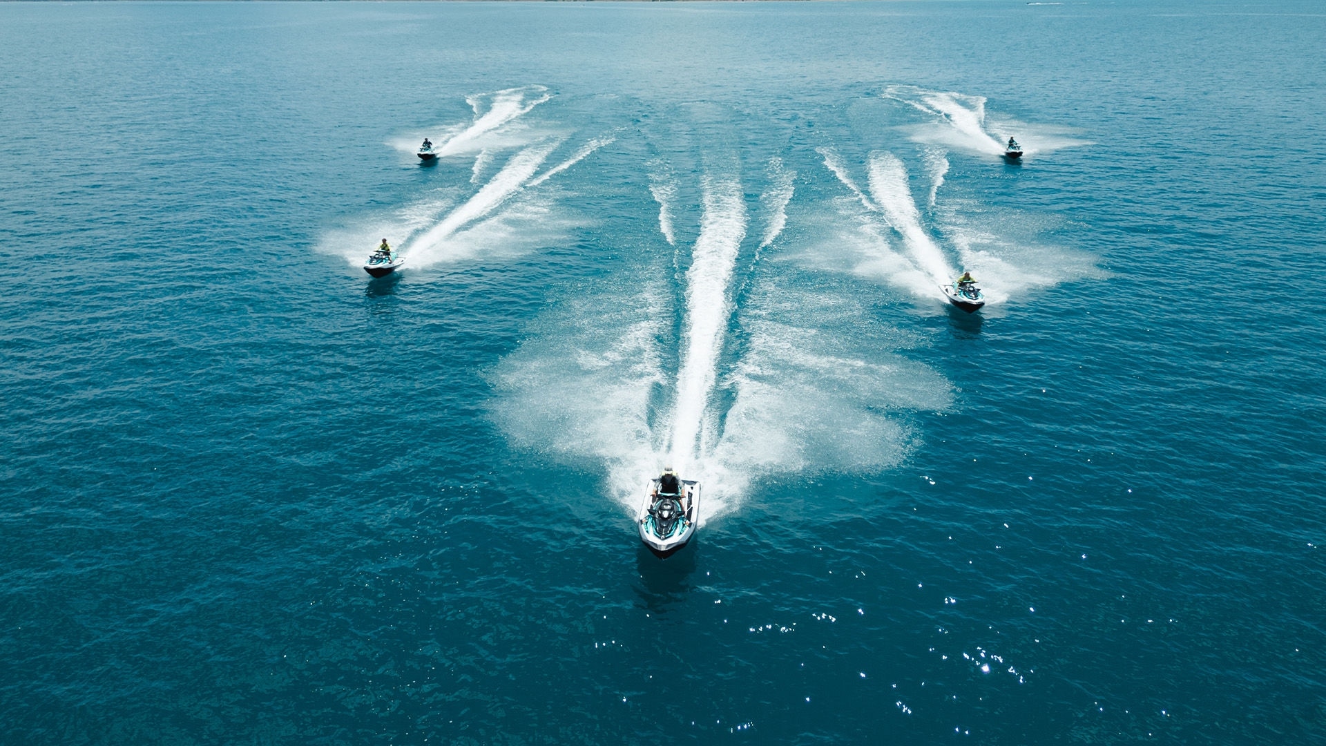 Groupe de motomarines Sea-Doo allant à haute vitesse