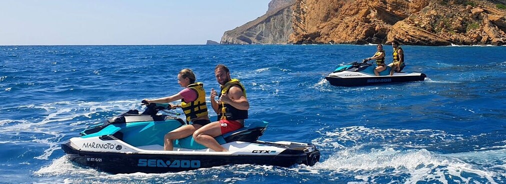 Deux motomarines Sea-Doo en randonnée sur l'océan