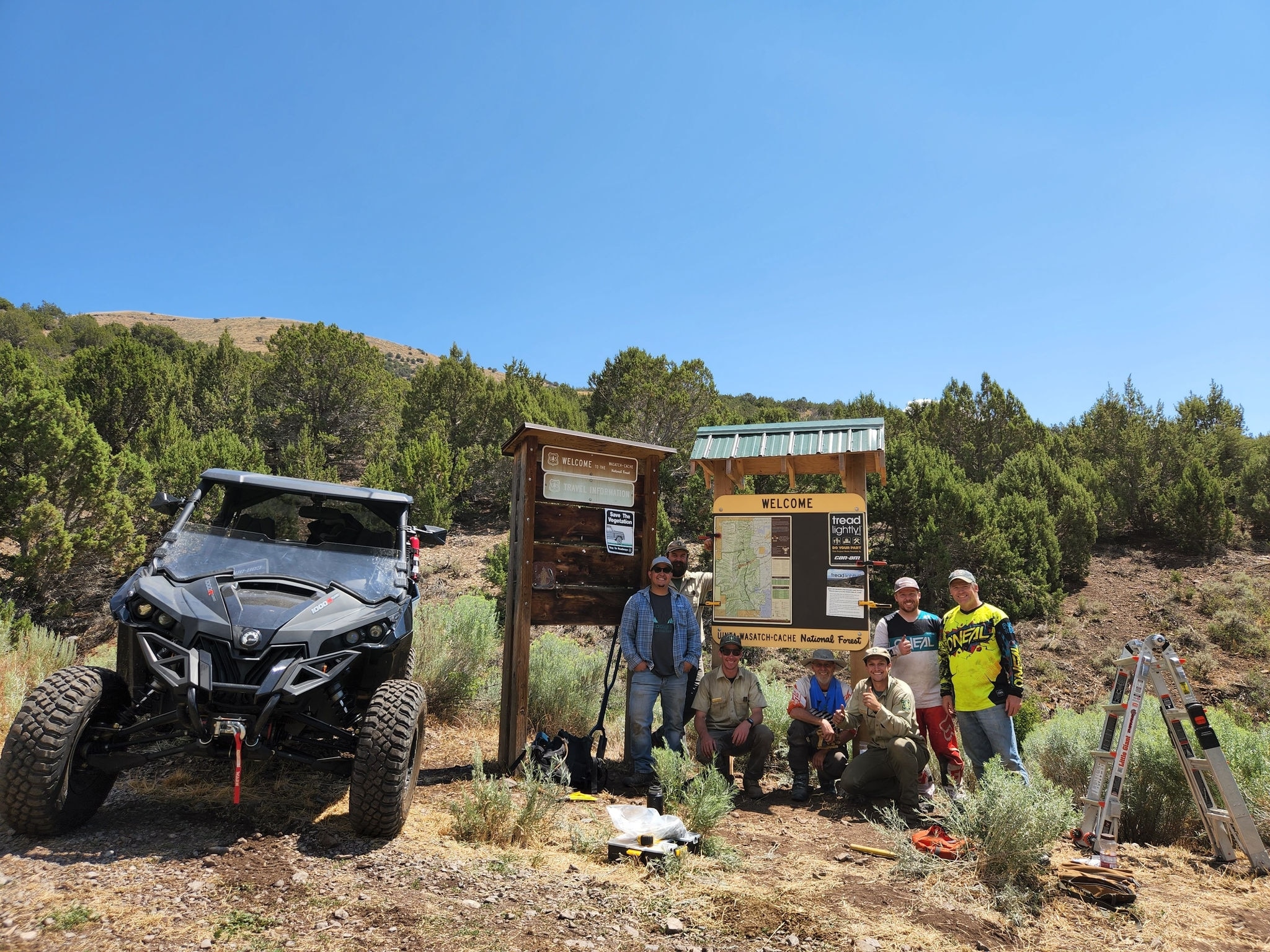Des amateurs de plein air avec un VCC Can-Am Maverick 1000r Turbo dans la forêt nationale Uinta Wasatch Cache