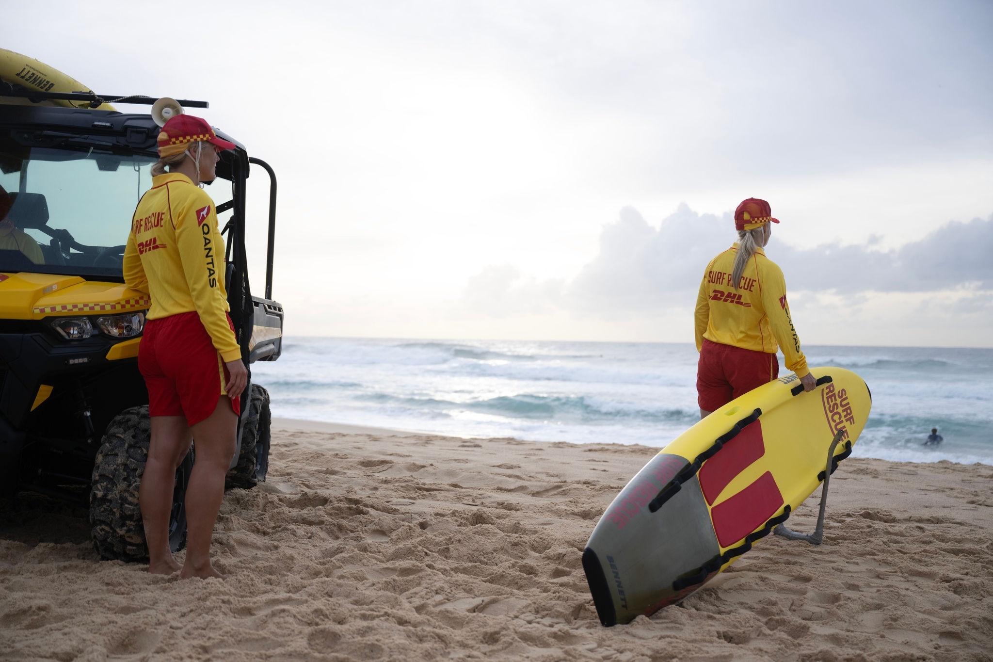 Deux sauveteuses sur la plage avec un Côte-à-côte Defender de Can-Am