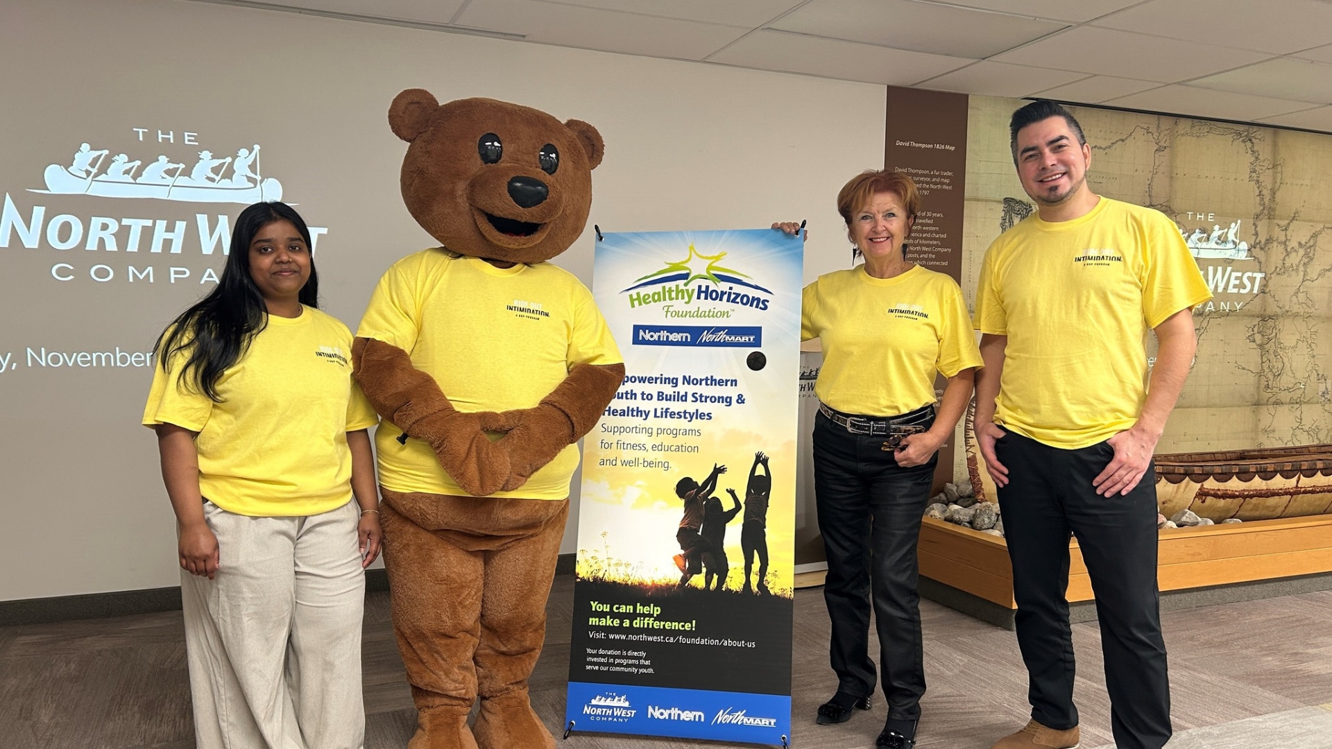 Empleado con una mascota oso para la iniciativa «Ride out Intimidation»