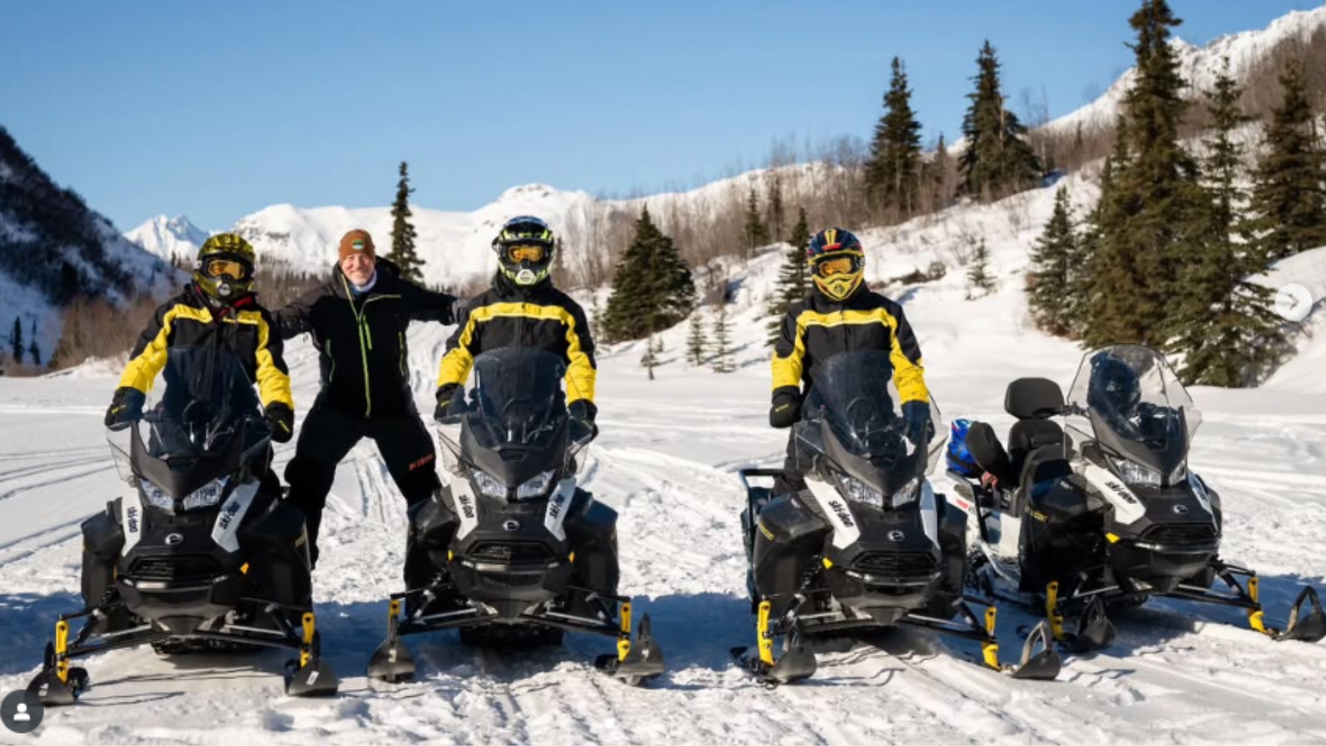 Piloto de Ski-Doo participando en el Día Amarillo, con equipación amarilla.