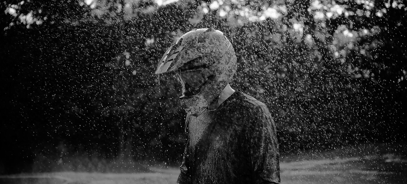 Rider standing in the rain / Pilote sous la pluie
