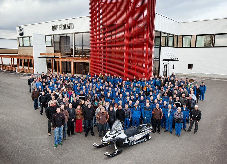 Foto de grupo de los empleados de BRP Finland