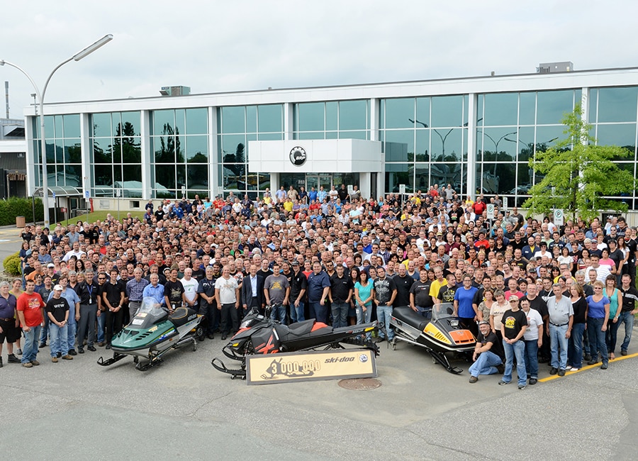 Photo de groupe des employés BRP de Valcourt