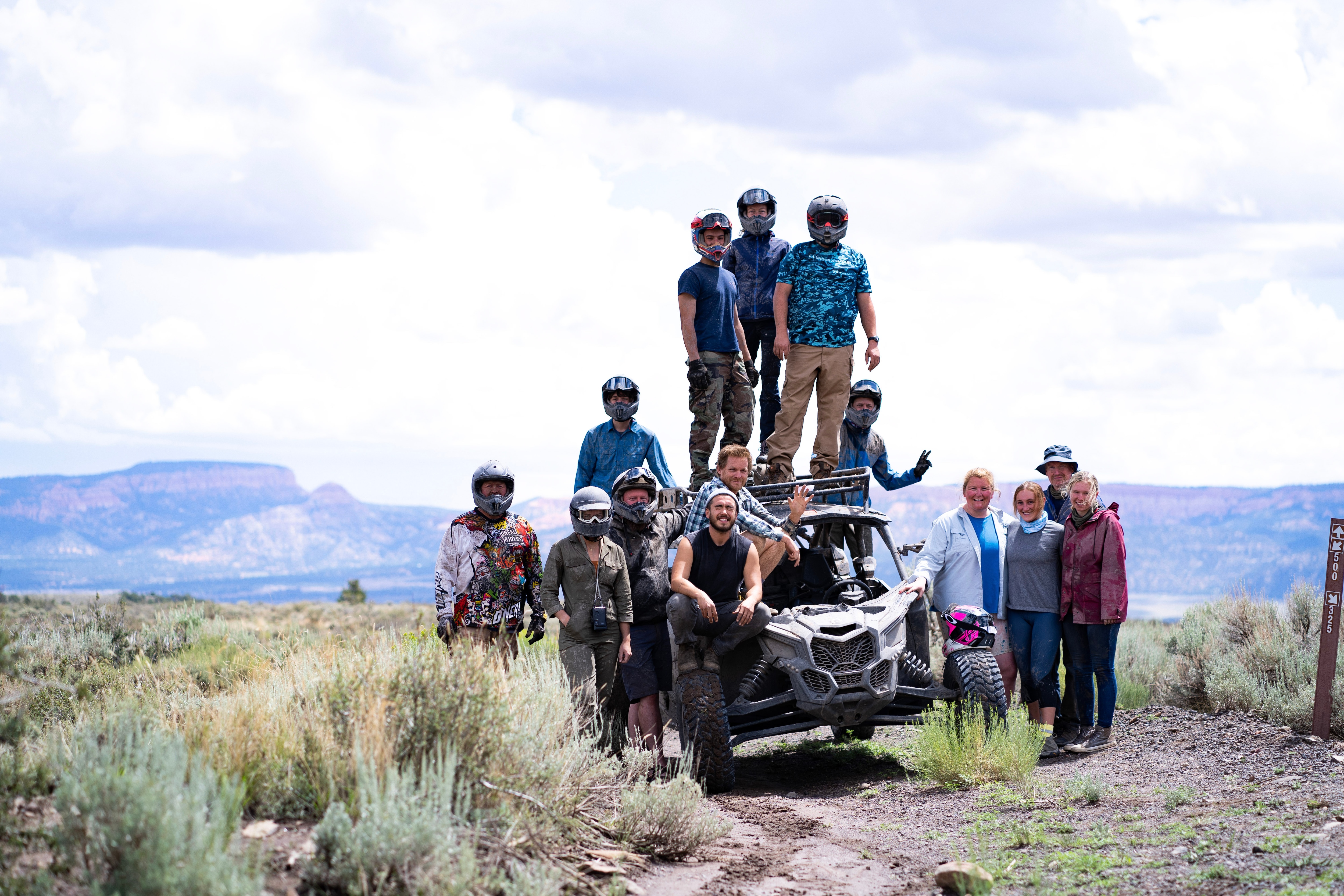 Grupo de personas alrededor de un Can-Am Maverick X3