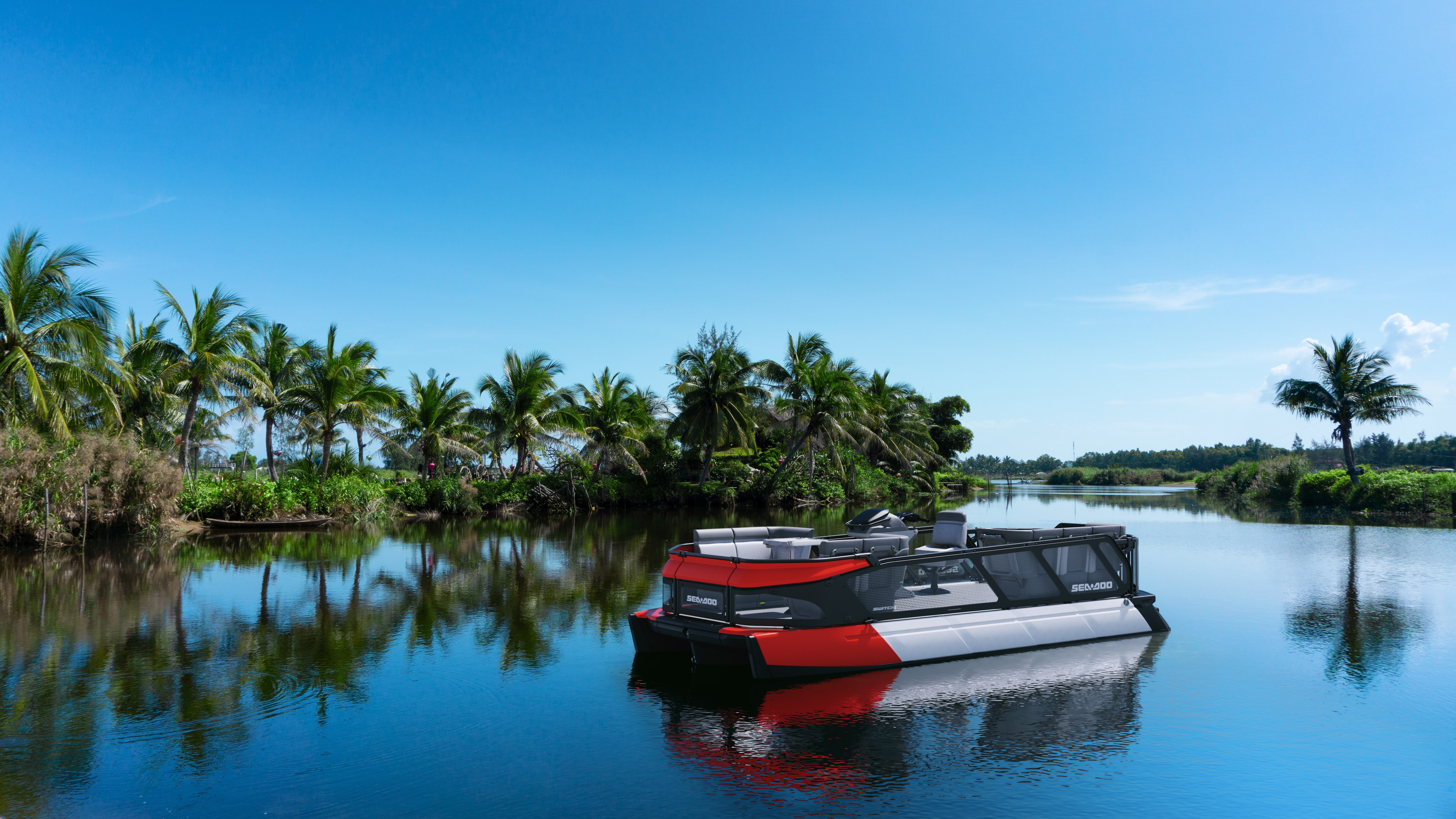 Bateau ponton de Sea-Doo dans le milieu d'un lac