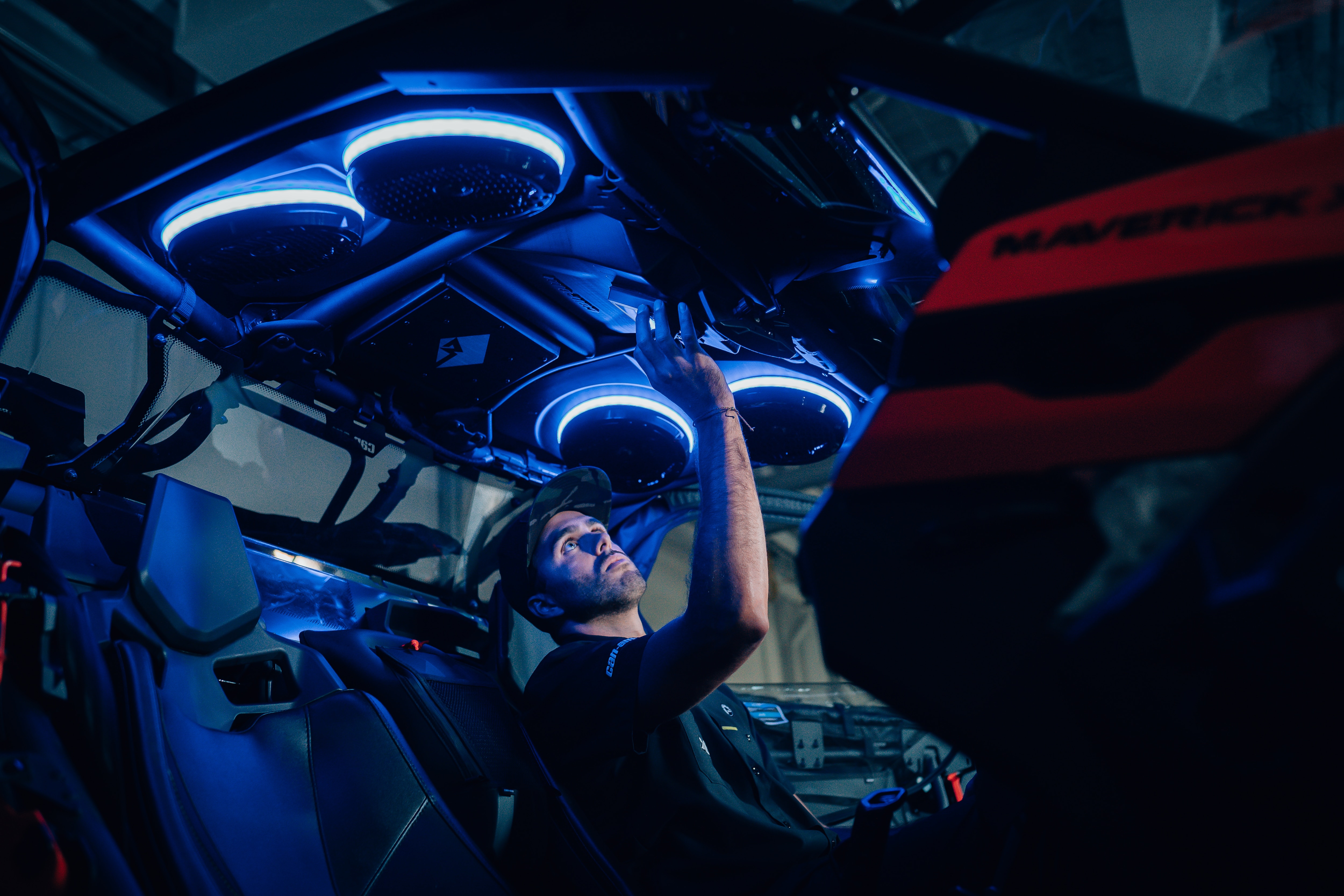 Un employé BRP testant le toit audio d'un VCC Can-Am Maverick R