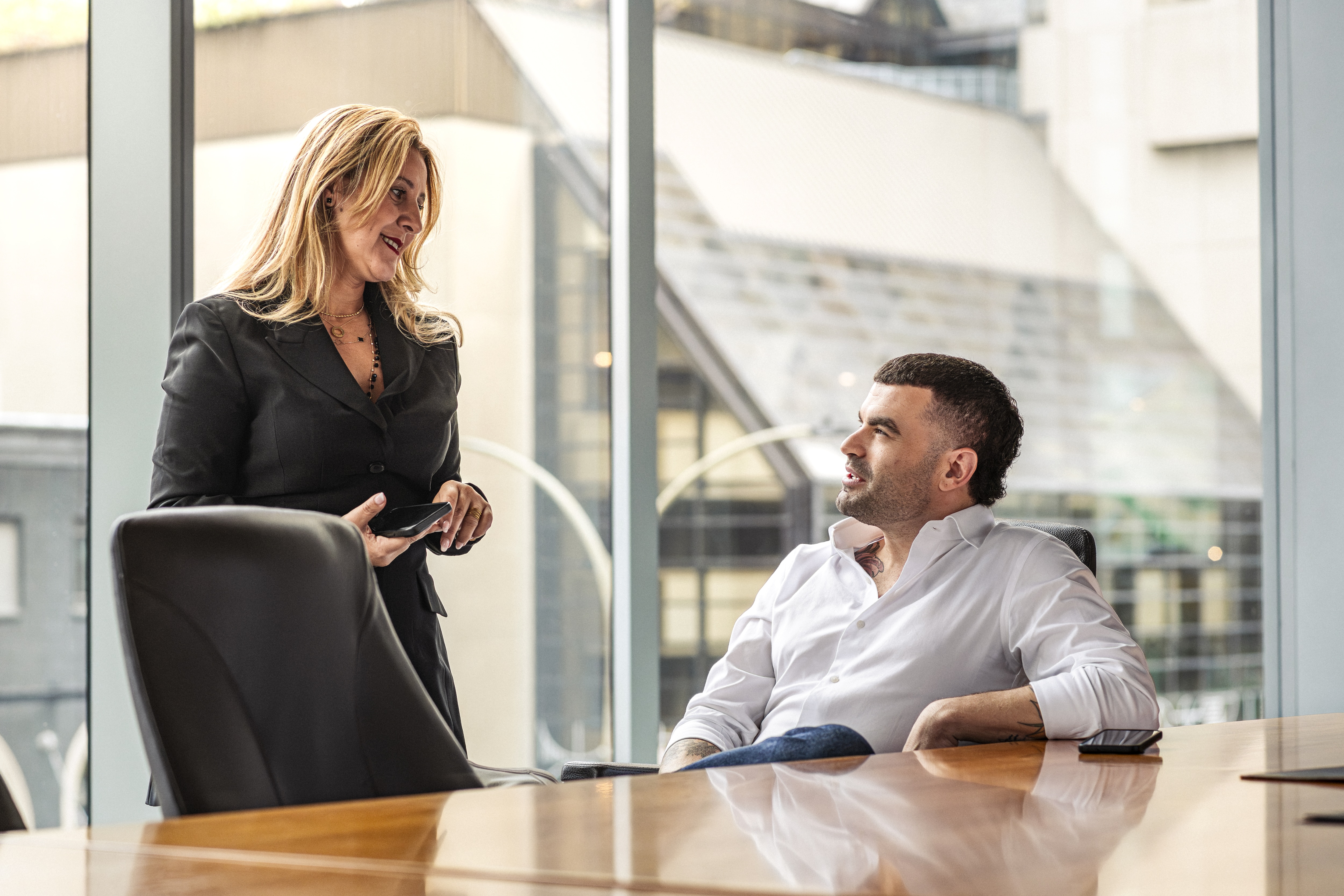 Deux employés BRP discutant près d'une table