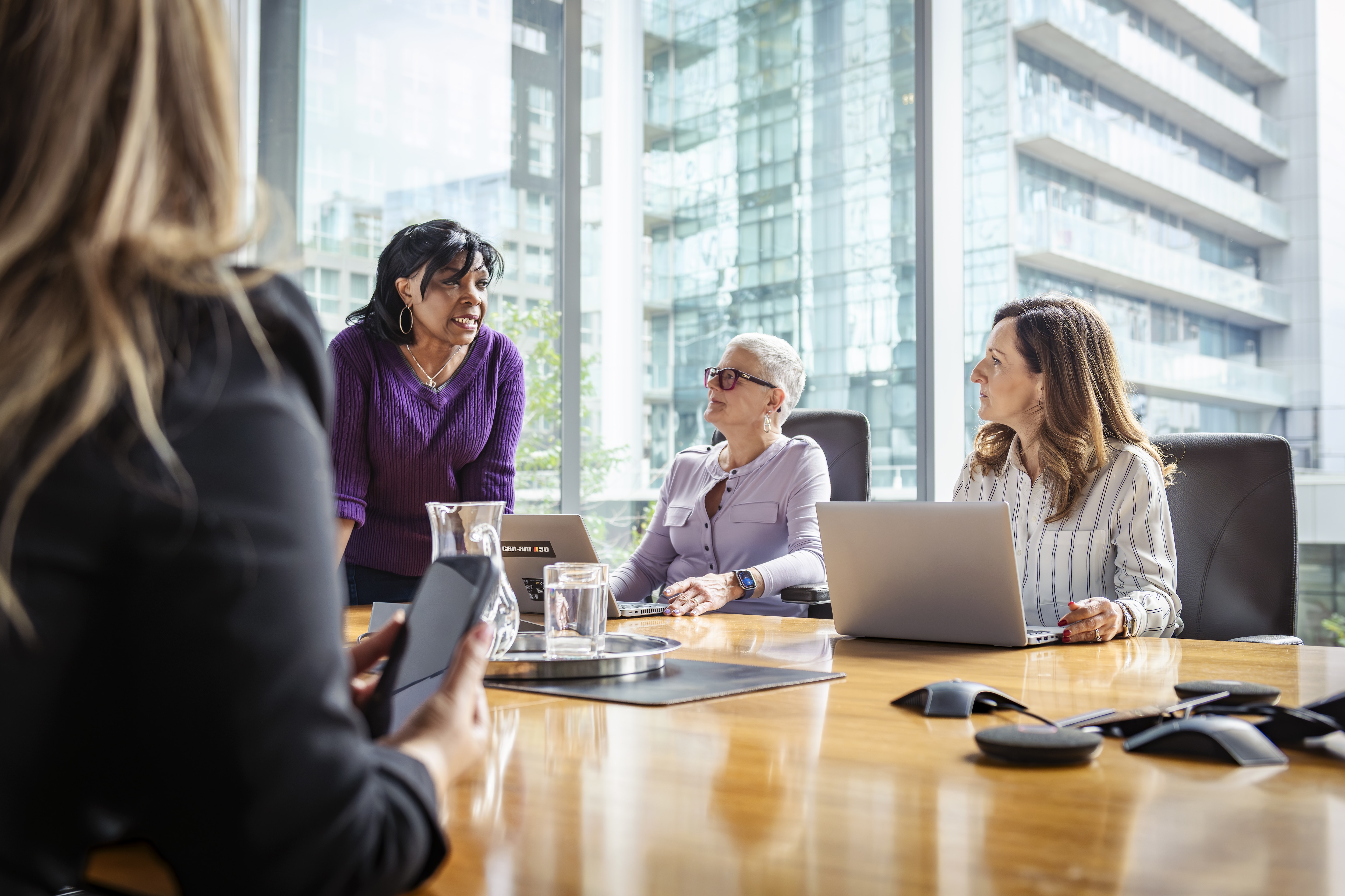 Groupe d'employés BRP ayant une conversation autour d'une table