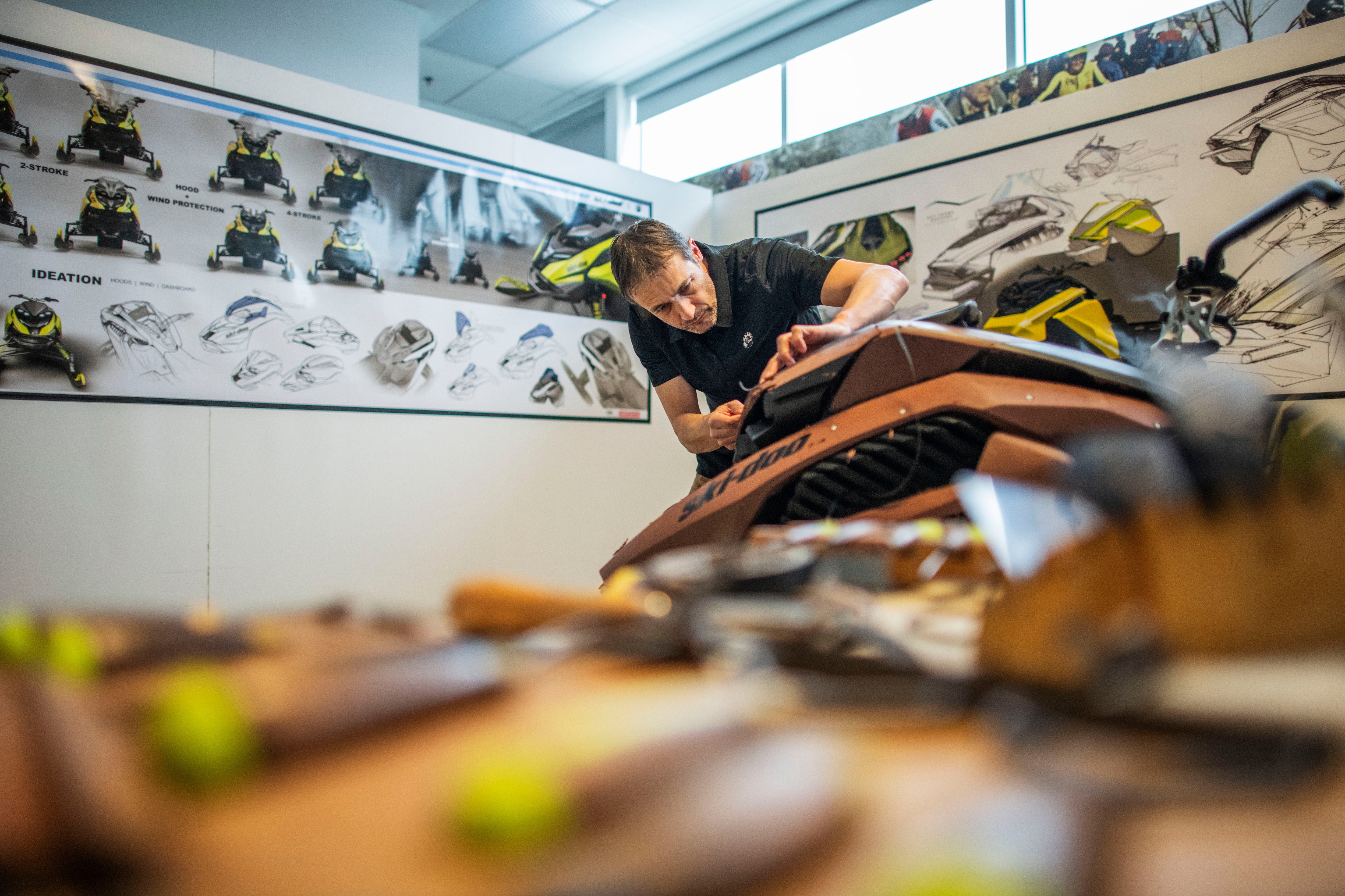 Employé de BRP travaillant la carrosserie d'une motoneige Ski-Doo