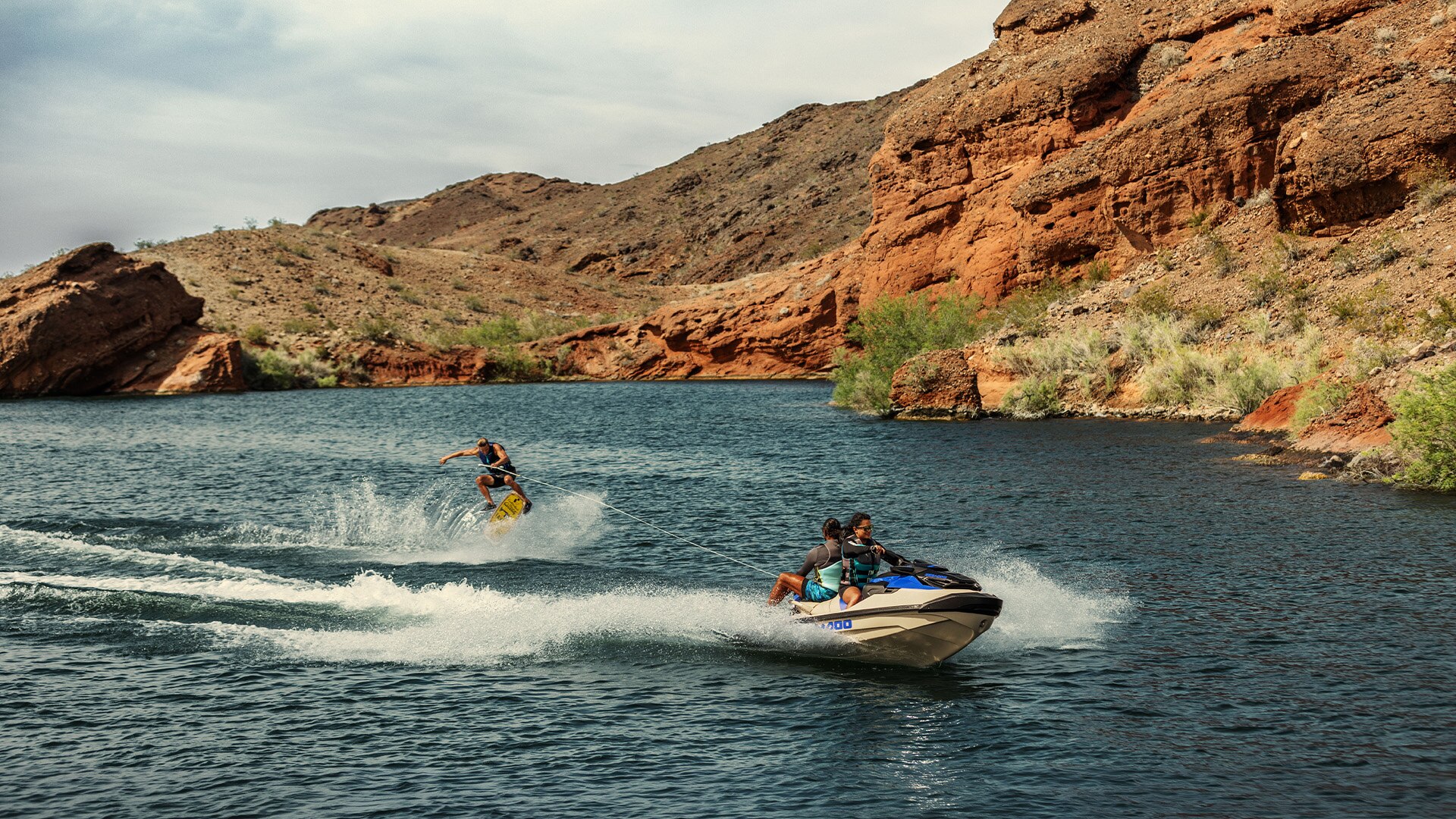 Moto acuática Sea-Doo Wake remolcando a un practicante de wakeboard