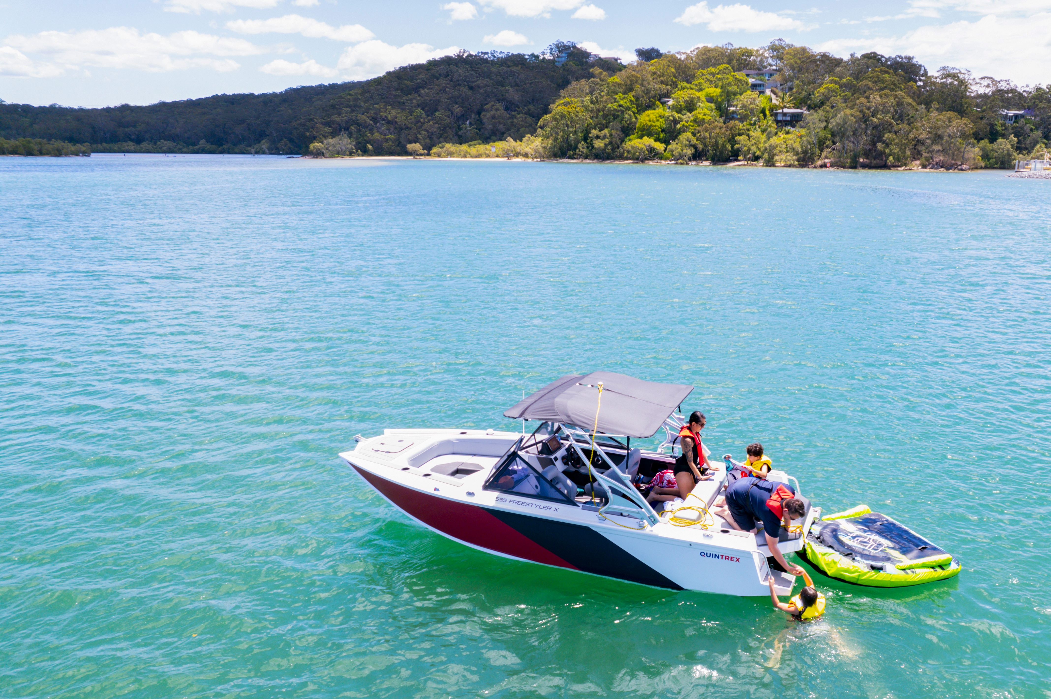 Familia disfrutando de un barco Quintrex en un día soleado