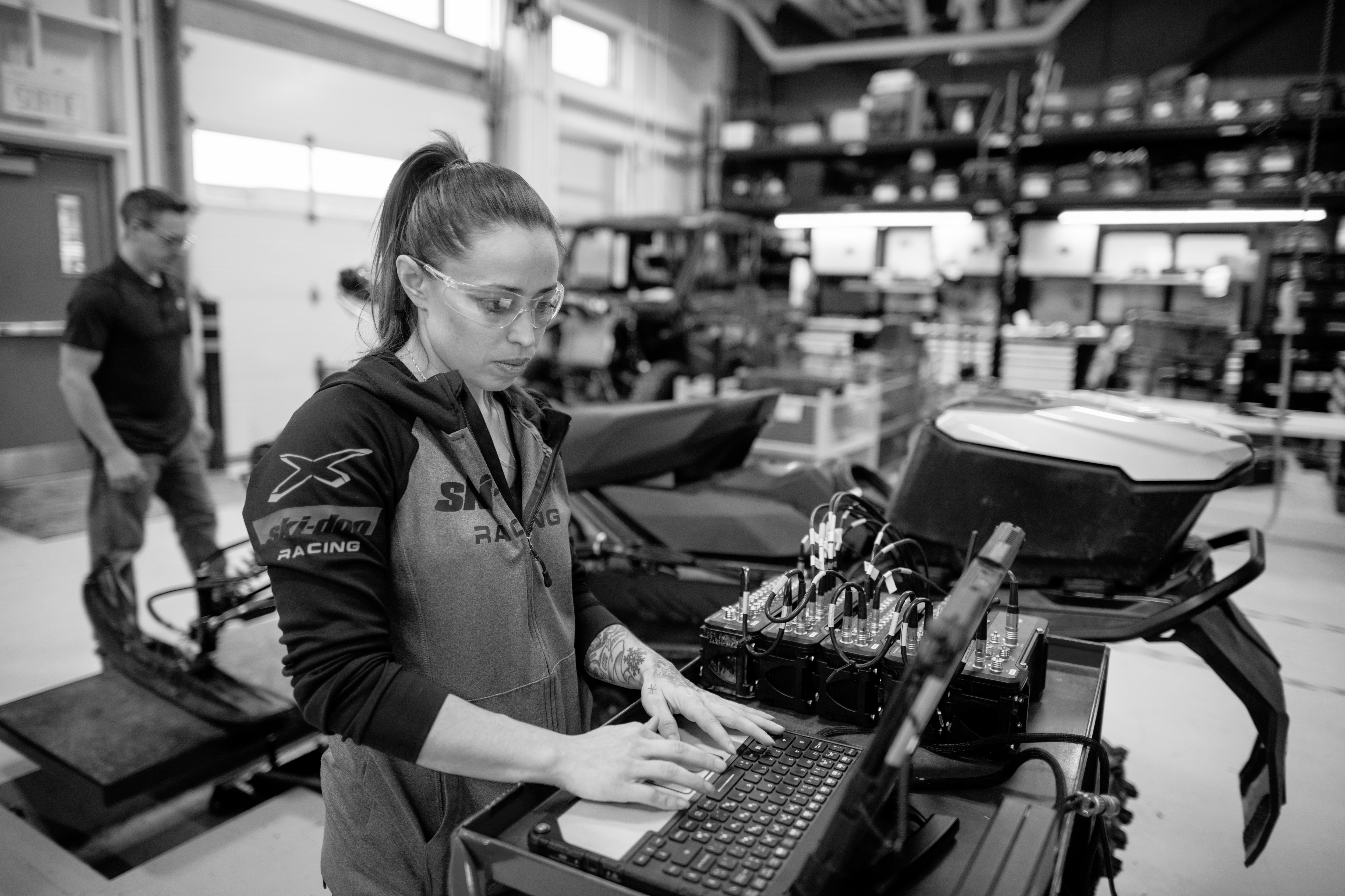 Femme travaillant dans une usine de Can-Am