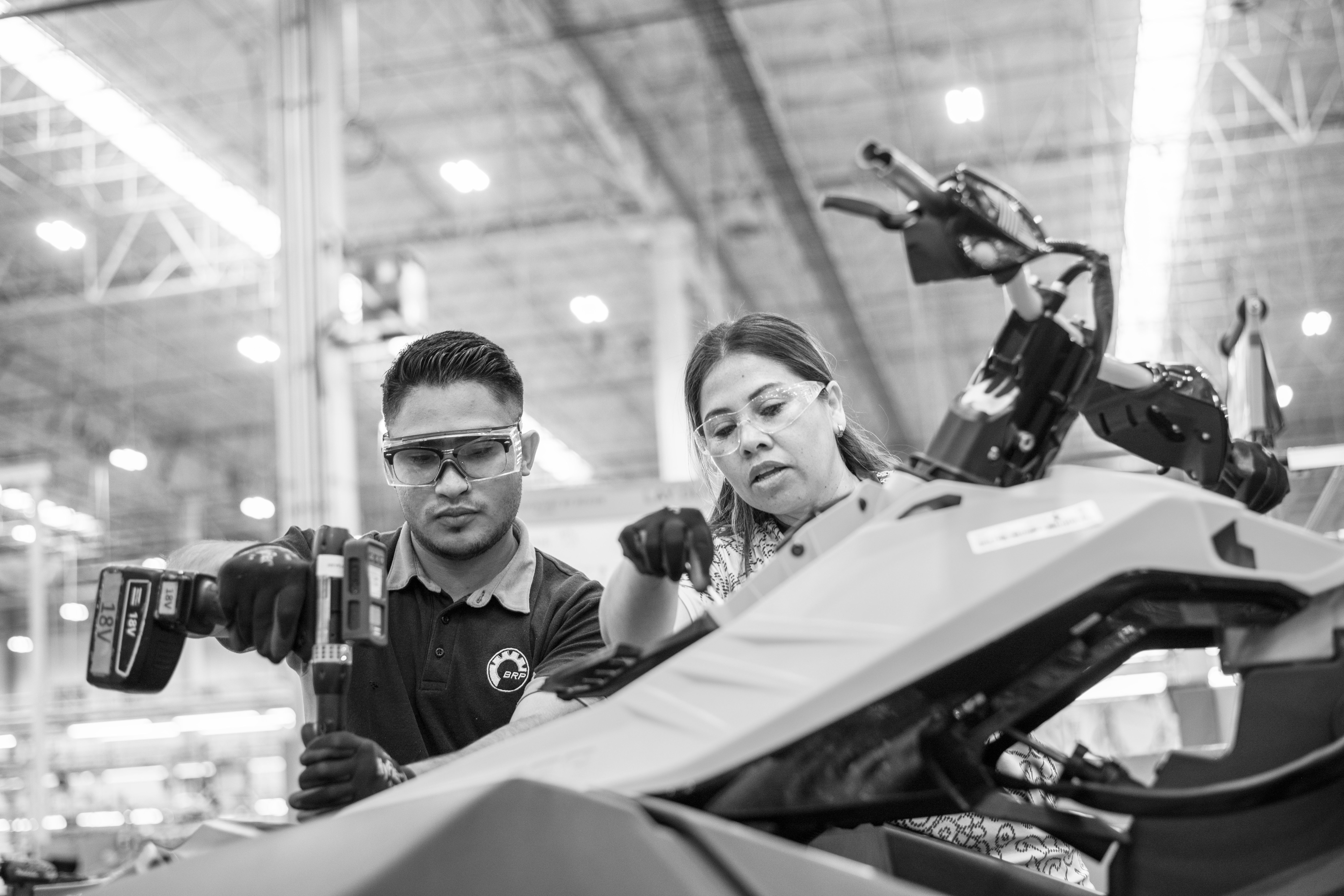 Deux employés dans une usine de fabrication de BRP