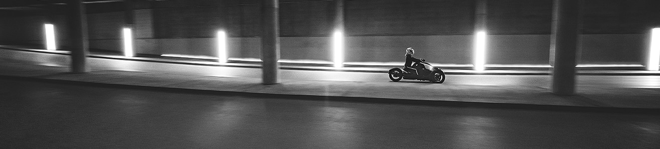 Conducción nocturna de una motocicleta Can-Am de 3 ruedas