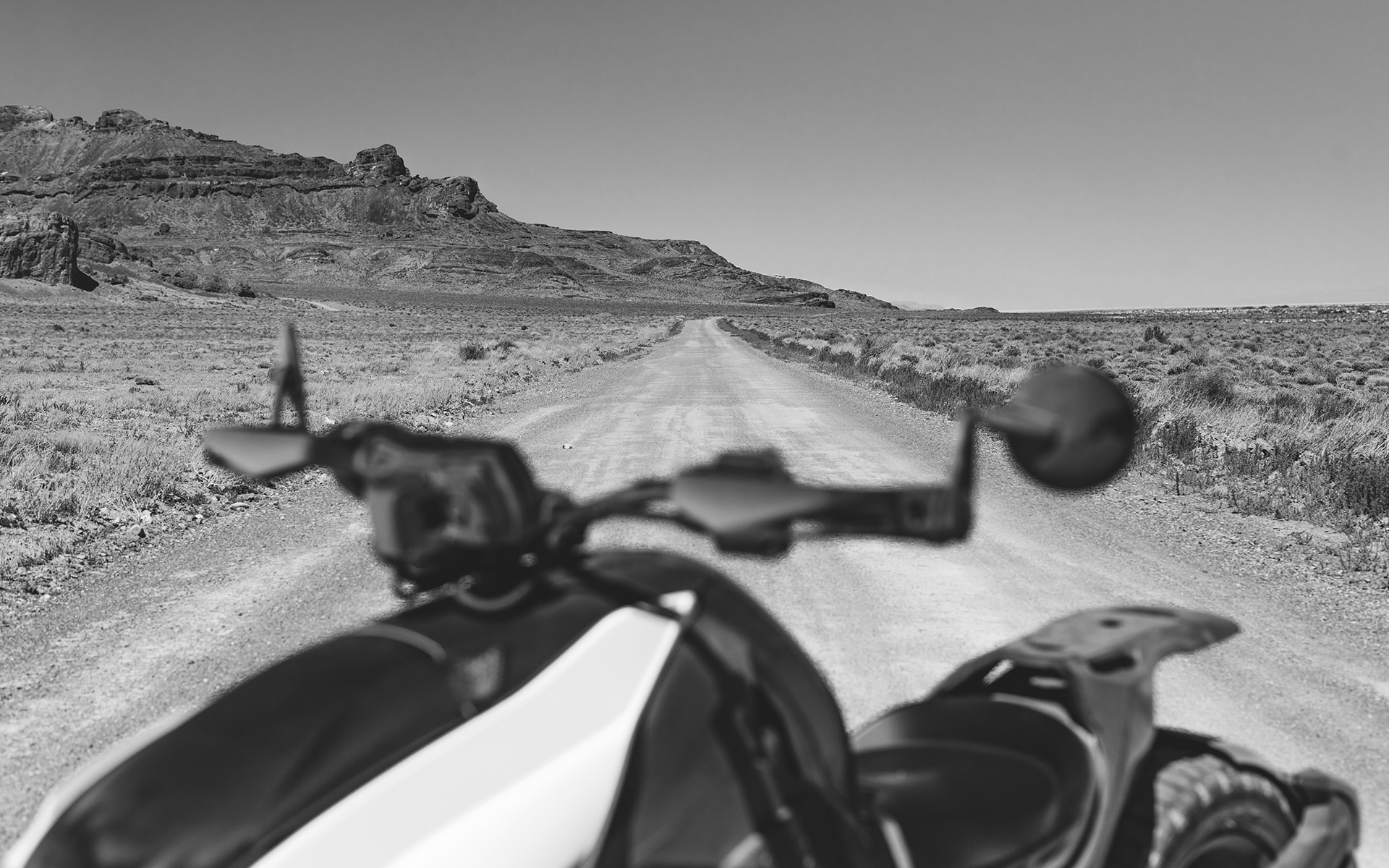 Moto Can-Am de 3 ruedas en un camino de tierra