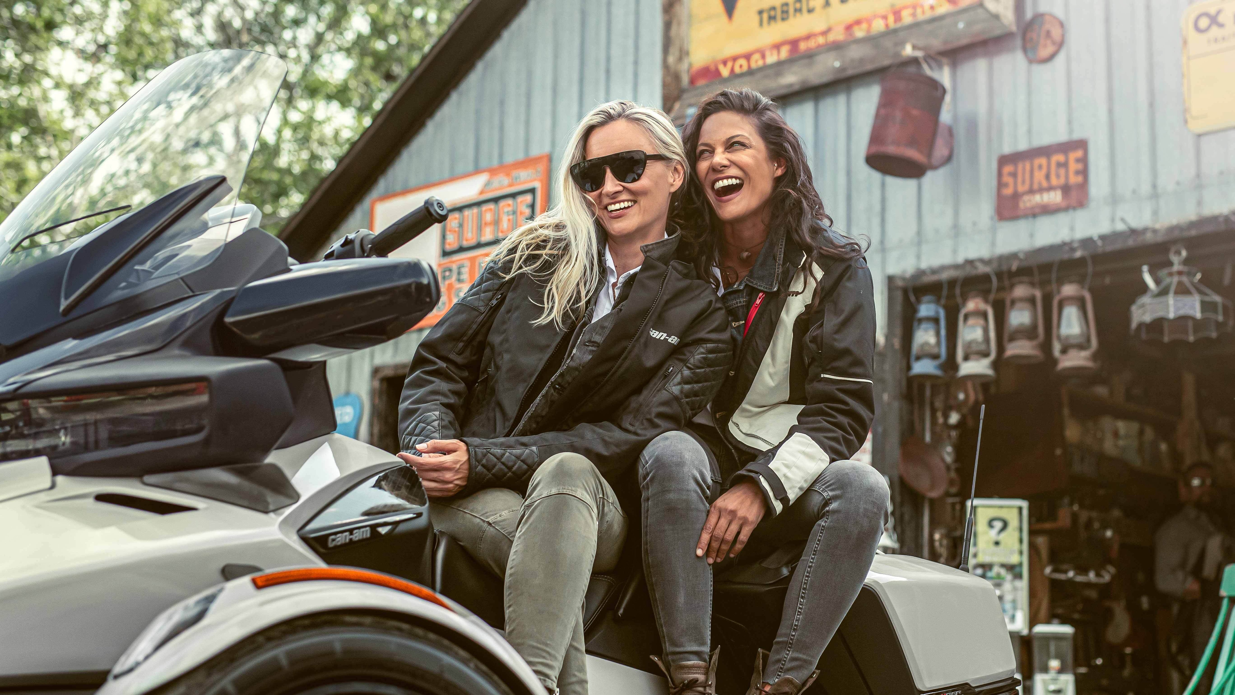 Mujer sentada en una moto acuática Sea-Doo